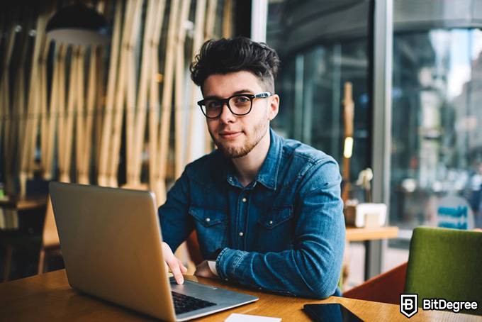 Cursos Udacity Gratis: Un hombre trabajando en una computadora.